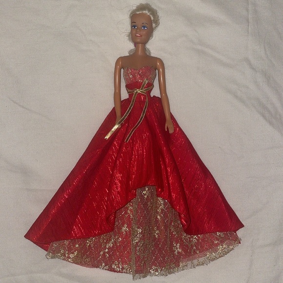 💕Barbie Lot of dresses and shoes - Picture 2 of 7